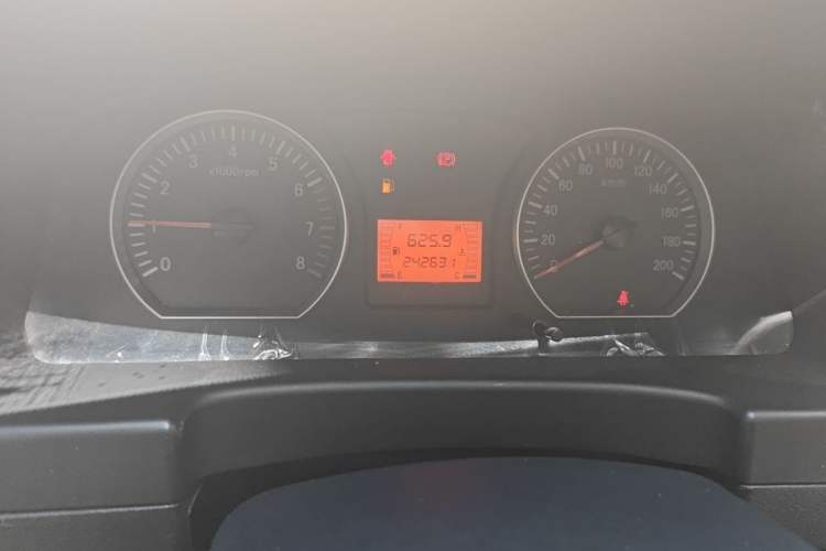 Used FORTHING Lingzhi 2014 V3 1.5L 7-Seater Comfort Model Odometer Close Up