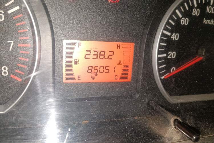 Used FORTHING Lingzhi 2014 V3 1.5L 7-Seater Standard Model II Odometer Close Up