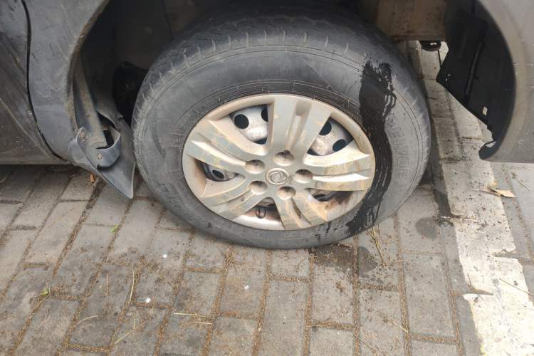Used FORTHING Lingzhi 2014 V3 1.5L 7-Seater Standard Model II Right Front Wheel Hub