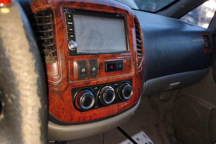 Used FORTHING Lingzhi 2014 M3 1.6L 7-Seater Comfort Model Audio And AC Panel