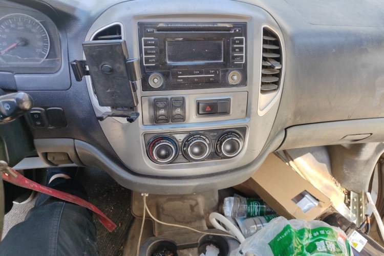 Used FORTHING Lingzhi 2014 M3 1.6L 7-Seater Luxury Model Audio And AC Panel