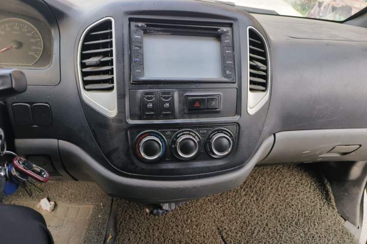 Used FORTHING Lingzhi 2014 M3 1.6L 7-Seater Comfort Model Audio And AC Panel
