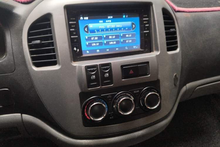 Used FORTHING Lingzhi 2014 M3 1.6L 7-Seater Luxury Model Audio And AC Panel