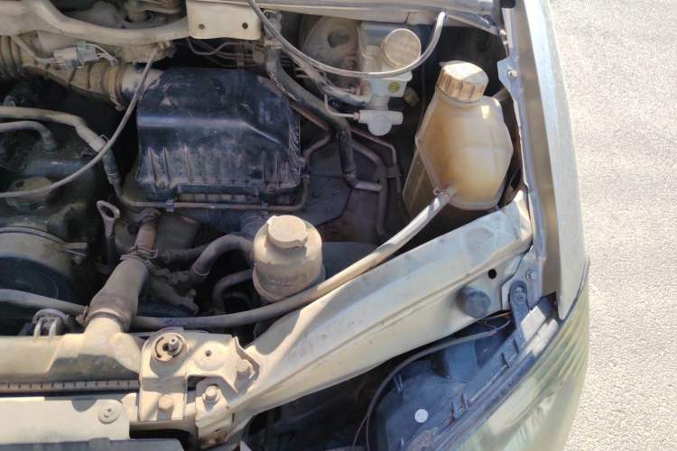 Used FORTHING Lingzhi 2014 M3 1.6L 7-Seater Luxury Model Engine Bay Left