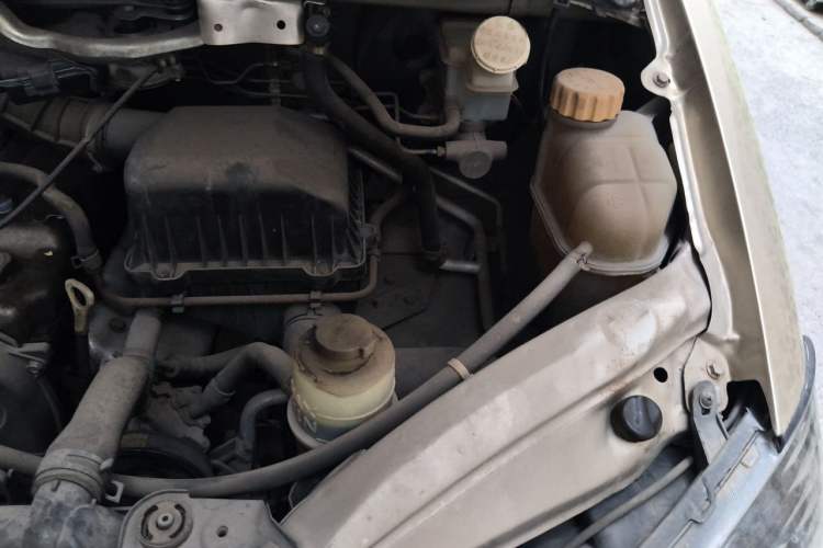 Used FORTHING Lingzhi 2014 M3 1.6L 7-Seater Luxury Model Engine Bay Left