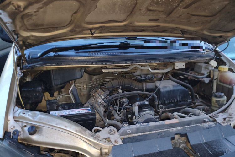 Used FORTHING Lingzhi 2014 M3 1.6L 7-Seater Comfort Model Engine Bay Right