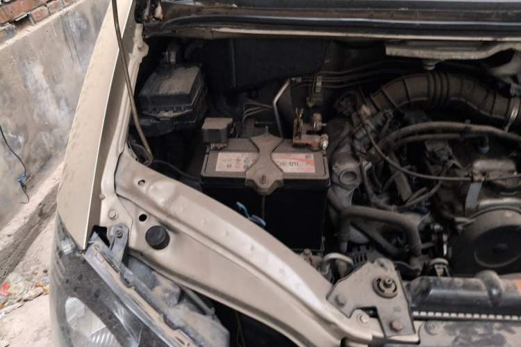 Used FORTHING Lingzhi 2014 M3 1.6L 7-Seater Luxury Model Engine Bay Right