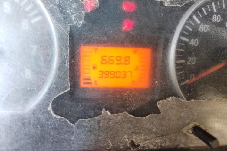 Used FORTHING Lingzhi 2014 M3 1.6L 7-Seater Luxury Model Odometer Close Up