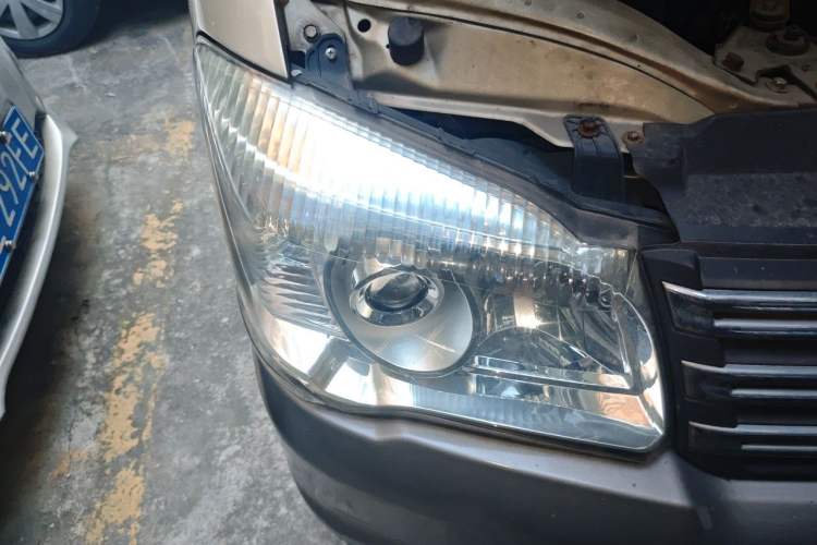 Used FORTHING Lingzhi 2014 M5 Q3 2.0L 7-seat Long-Wheelbase Comfort Version Right Front Headlight