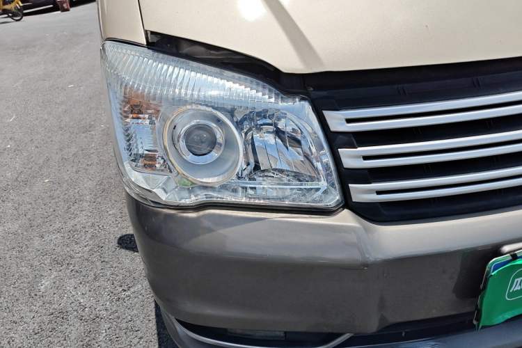 Used FORTHING Lingzhi 2014 M5 Q3 2.0L 7-seat Long-Wheelbase Comfort Version Right Front Headlight