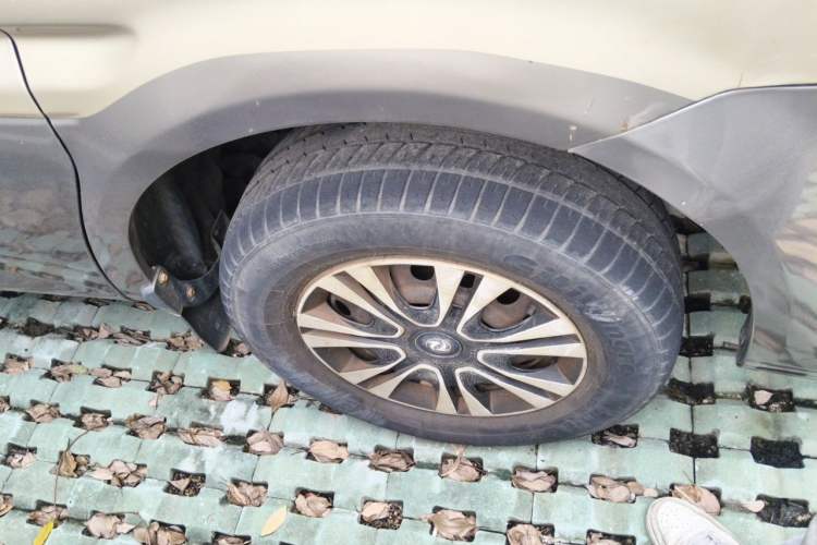 Used FORTHING Lingzhi 2014 M5 Q7 2.0L 7-seat Long-wheelbase Comfort Version Right Front Wheel Hub