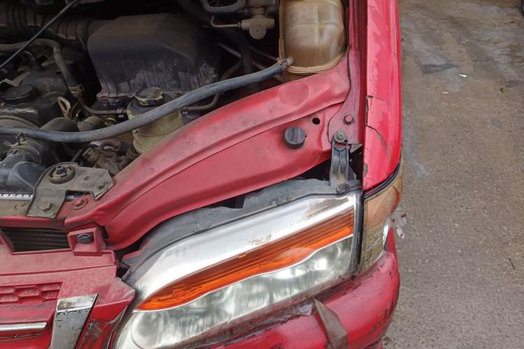Used FORTHING Lingzhi 2014 V3 1.5L 7-Seater Standard Model II Engine Bay Left