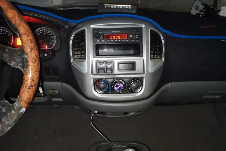 Used FORTHING Lingzhi 2014 M3 1.6L 7-Seater Comfort Model Audio And AC Panel
