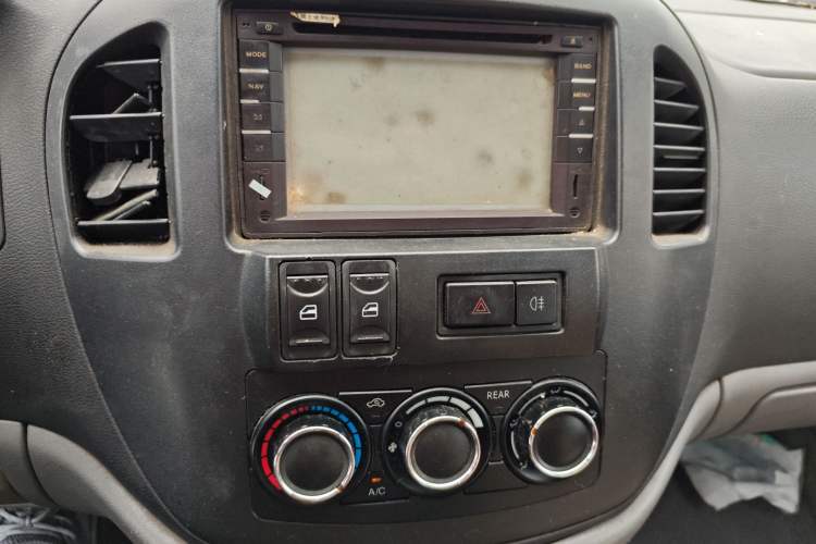 Used FORTHING Lingzhi 2014 M3 1.6L 7-Seater Comfort Model Audio And AC Panel