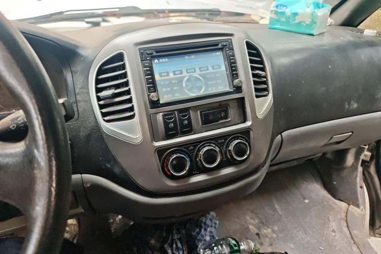 Used FORTHING Lingzhi 2014 M3 1.6L 7-Seater Comfort Model Audio And AC Panel