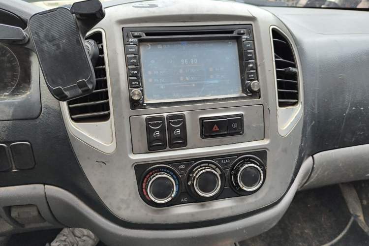 Used FORTHING Lingzhi 2014 M3 1.6L 7-seater Standard Model Audio And AC Panel