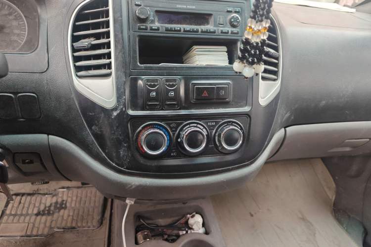 Used FORTHING Lingzhi 2014 V3 1.5L 7-Seater Comfort Model Audio And AC Panel
