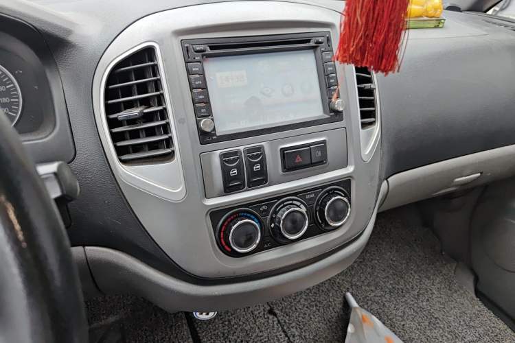 Used FORTHING Lingzhi 2014 M3 1.6L 7-Seater Comfort Model Audio And AC Panel