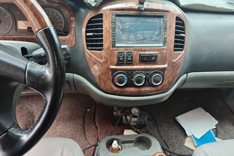 Used FORTHING Lingzhi 2014 M3 1.6L 7-Seater Comfort Model Audio And AC Panel