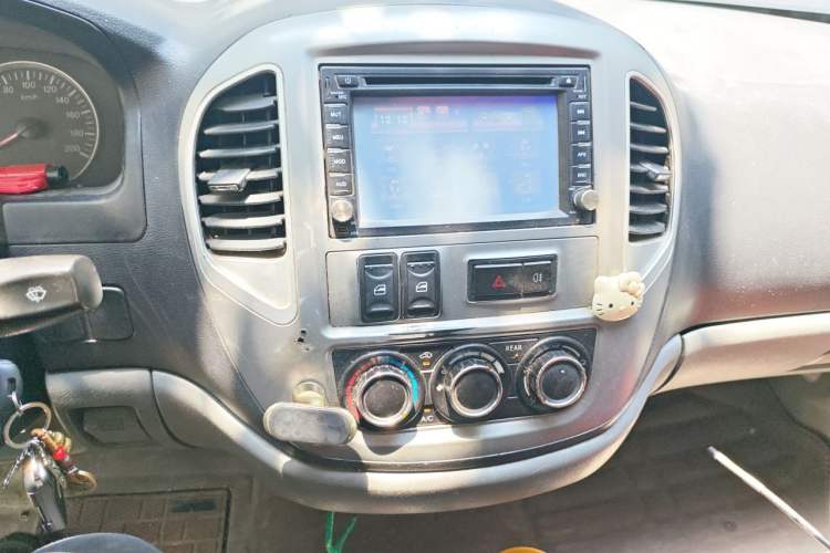 Used FORTHING Lingzhi 2014 M3 1.6L 7-Seater Comfort Model Audio And AC Panel