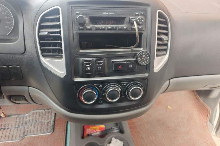 Used FORTHING Lingzhi 2014 V3 1.5L 7-Seater Comfort Model Audio And AC Panel