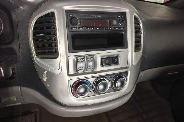 Used FORTHING Lingzhi 2014 M3 1.6L 7-Seater Comfort Model Audio And AC Panel