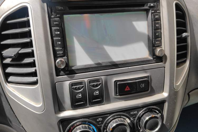 Used FORTHING Lingzhi 2014 M3 1.6L 7-Seater Comfort Model Audio And AC Panel