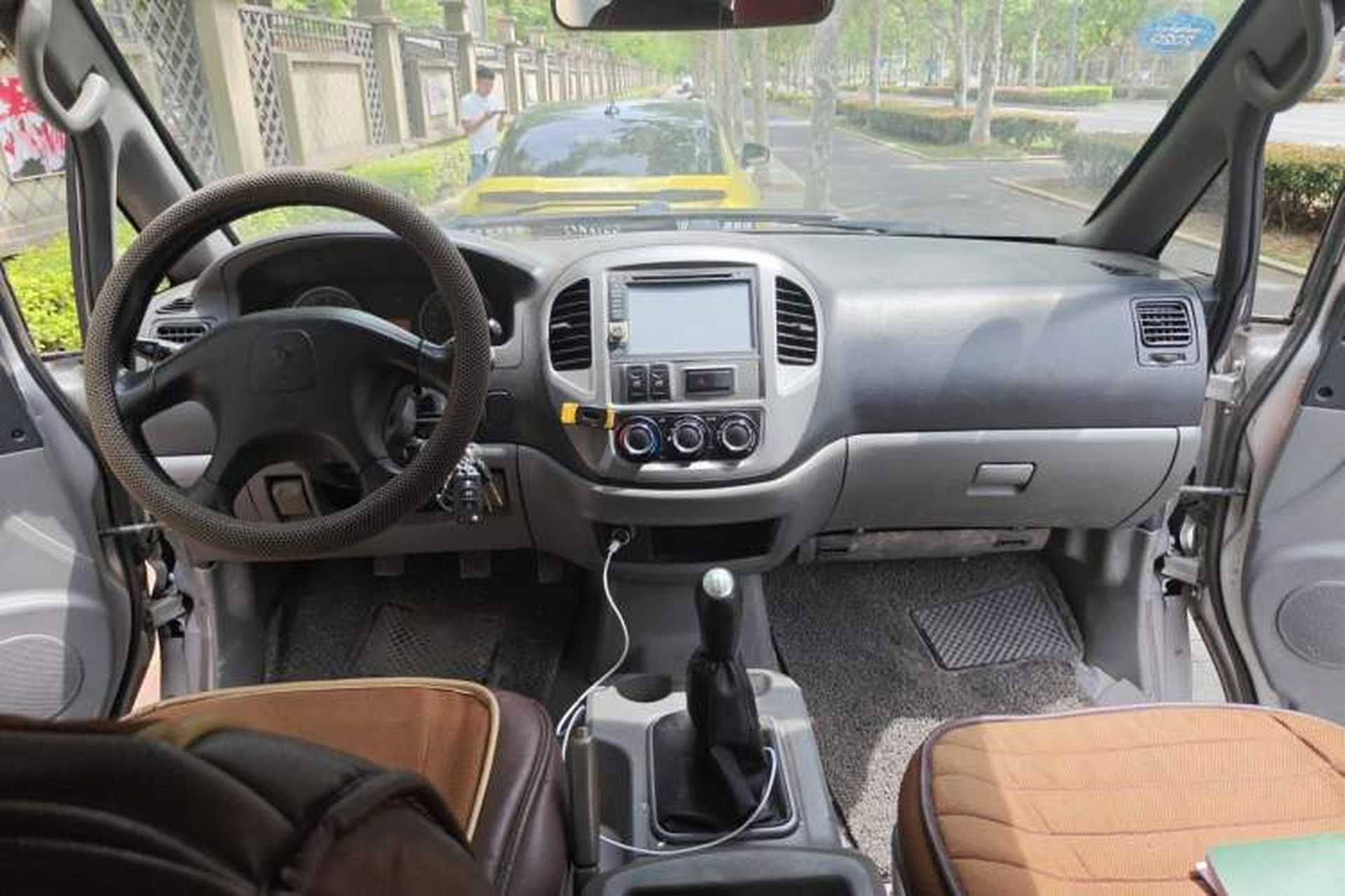Used FORTHING Lingzhi 2014 M3 1.6L 7-Seater Luxury Model Center Console
