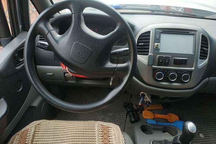 Used FORTHING Lingzhi 2014 M3 1.6L 7-seater Standard Model Center Console
