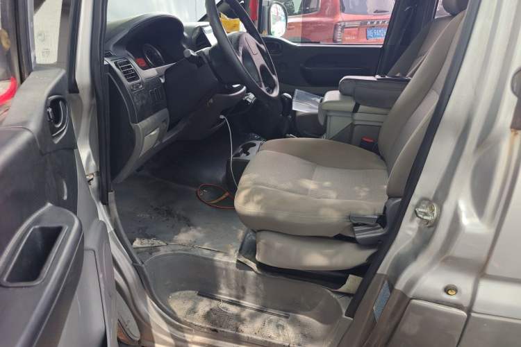 Used FORTHING Lingzhi 2014 M3 1.6L 7-Seater Comfort Model Driver Seat
