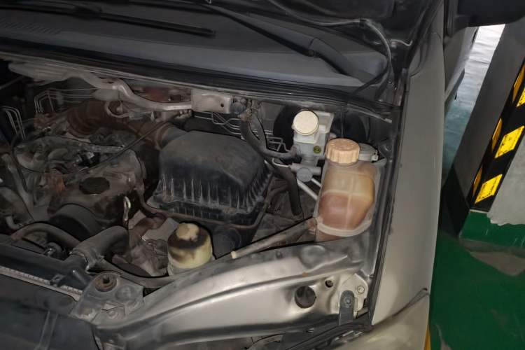 Used FORTHING Lingzhi 2014 M3 1.6L 7-Seater Comfort Model Engine Bay Left