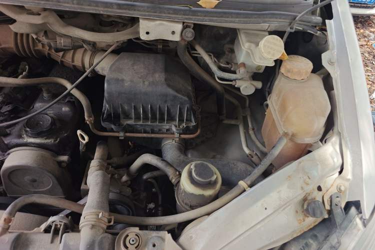 Used FORTHING Lingzhi 2014 M3 1.6L 7-Seater Comfort Model Engine Bay Left