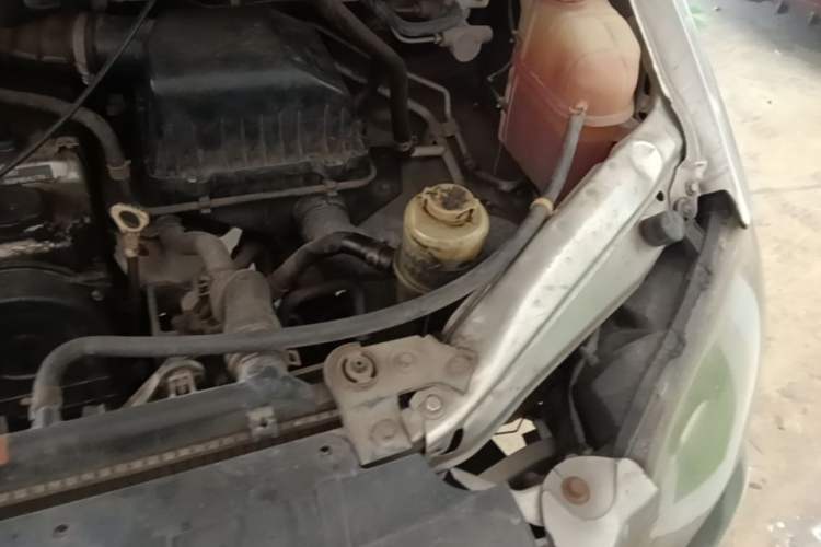 Used FORTHING Lingzhi 2014 M3 1.6L 7-Seater Comfort Model Engine Bay Left