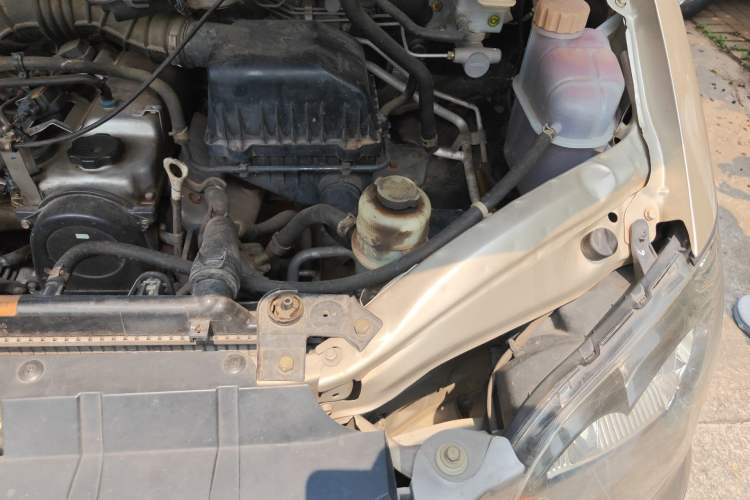 Used FORTHING Lingzhi 2014 V3 1.5L 7-Seater Standard Model II Engine Bay Left