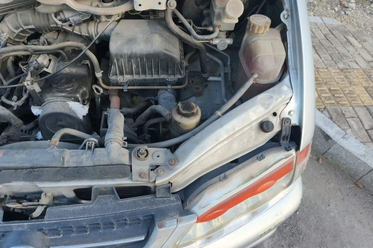 Used FORTHING Lingzhi 2014 V3 1.5L 7-Seater Standard Model II Engine Bay Left