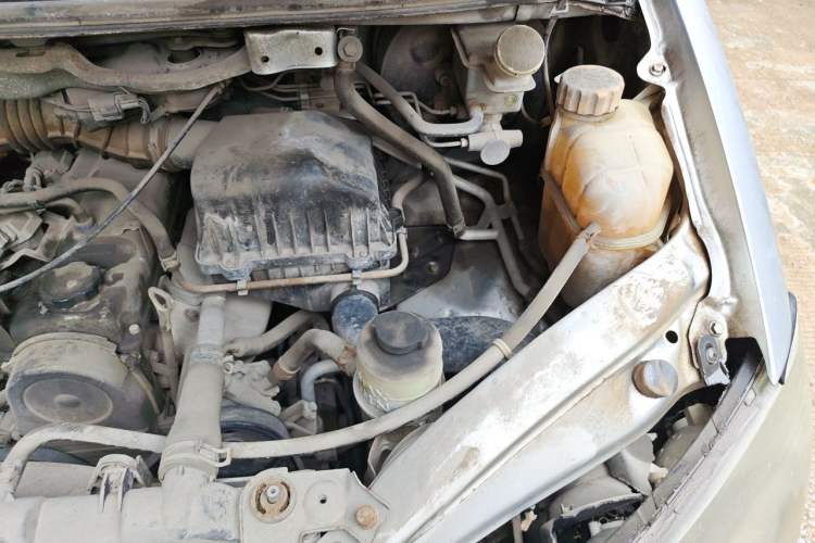 Used FORTHING Lingzhi 2014 M3 1.6L 7-Seater Comfort Model Engine Bay Left