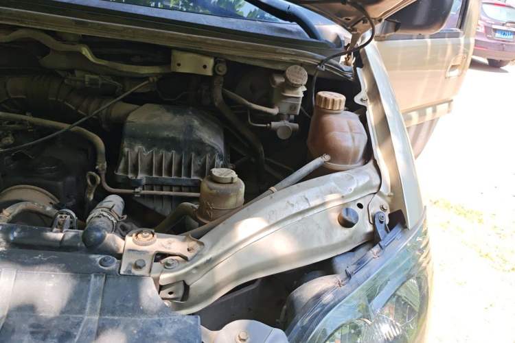 Used FORTHING Lingzhi 2014 M3 1.6L 7-seater Standard Model Engine Bay Left