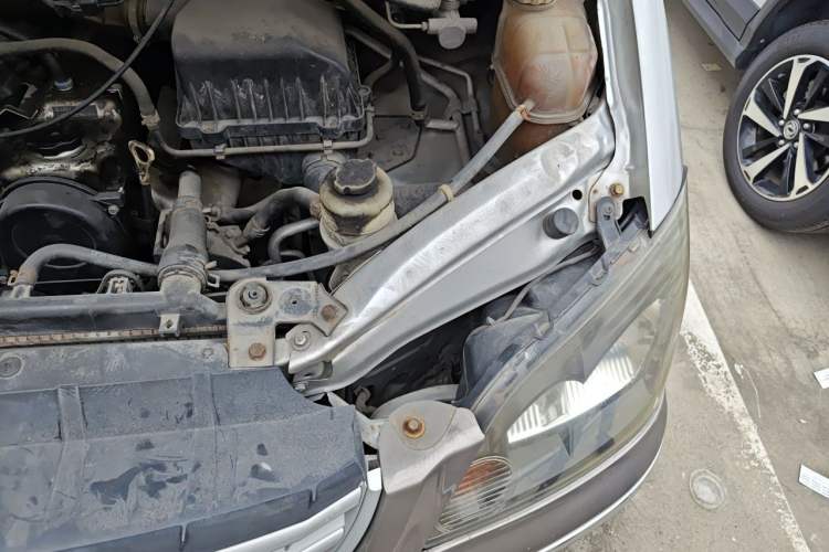 Used FORTHING Lingzhi 2014 M3 1.6L 7-Seater Comfort Model Engine Bay Left