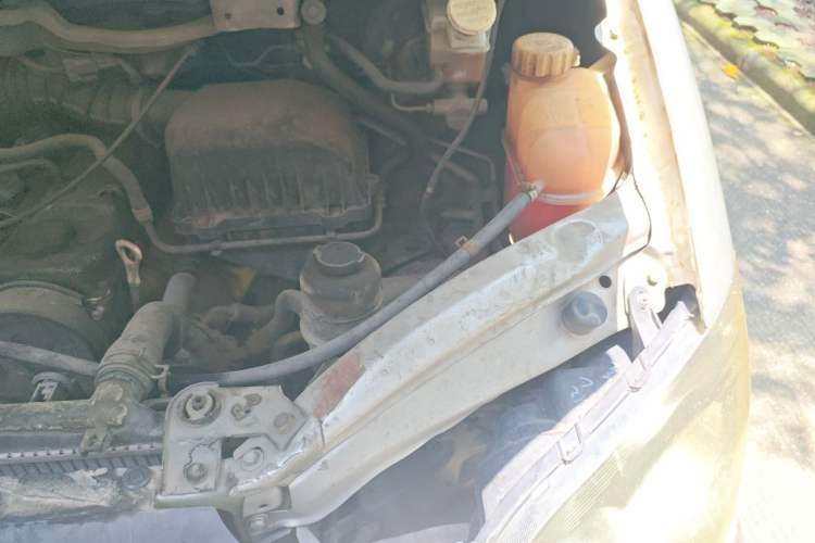 Used FORTHING Lingzhi 2014 M3 1.6L 7-Seater Comfort Model Engine Bay Left