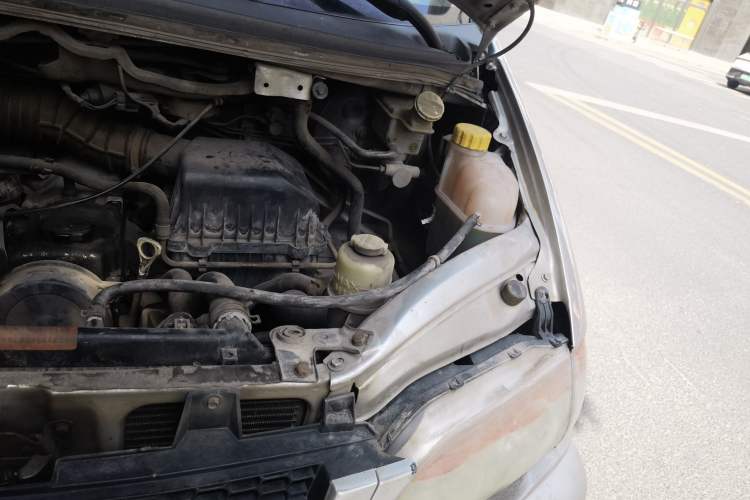 Used FORTHING Lingzhi 2014 V3 1.5L 7-Seater Standard Model II Engine Bay Left