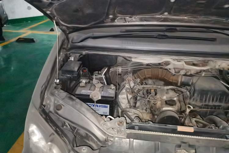 Used FORTHING Lingzhi 2014 M3 1.6L 7-Seater Comfort Model Engine Bay Right