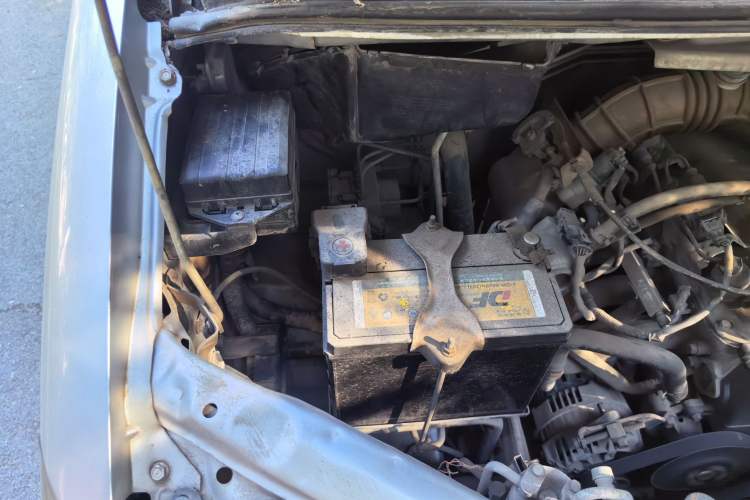 Used FORTHING Lingzhi 2014 M3 1.6L 7-seater Standard Model Engine Bay Right