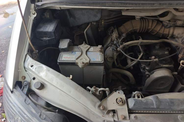 Used FORTHING Lingzhi 2014 M3 1.6L 7-Seater Comfort Model Engine Bay Right