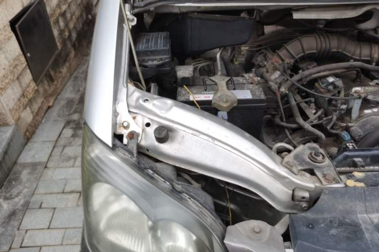 Used FORTHING Lingzhi 2014 V3 1.5L 7-Seater Comfort Model Engine Bay Right