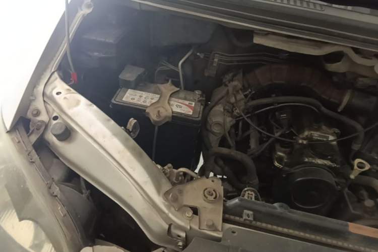 Used FORTHING Lingzhi 2014 M3 1.6L 7-Seater Comfort Model Engine Bay Right