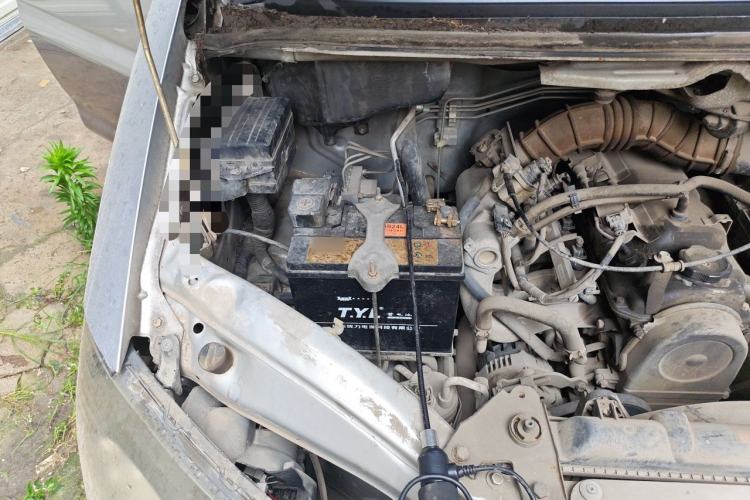 Used FORTHING Lingzhi 2014 M3 1.6L 7-Seater Comfort Model Engine Bay Right