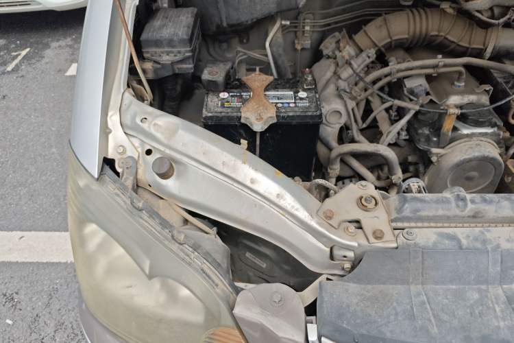 Used FORTHING Lingzhi 2014 M3 1.6L 7-Seater Comfort Model Engine Bay Right