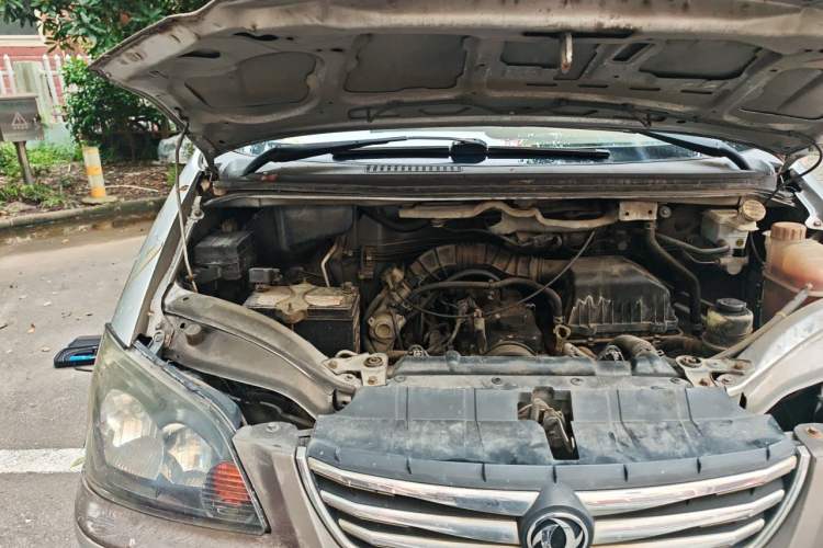 Used FORTHING Lingzhi 2014 M3 1.6L 7-Seater Comfort Model Engine Bay Right
