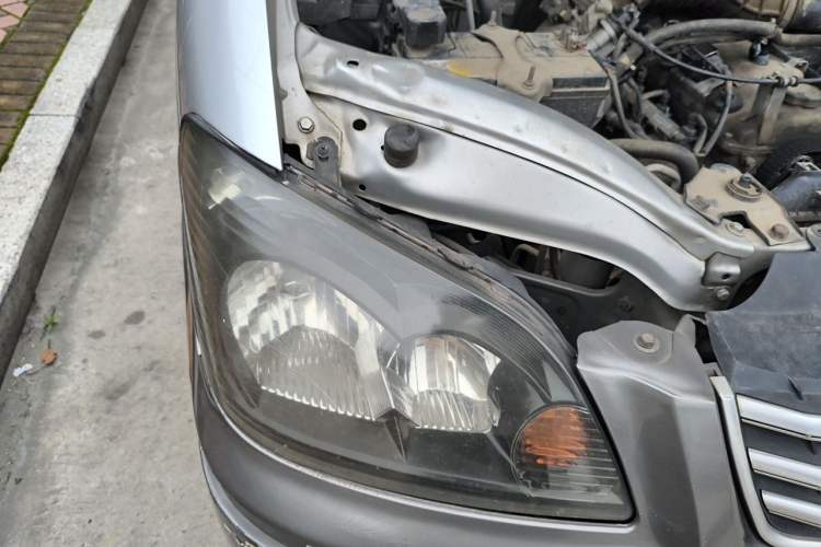Used FORTHING Lingzhi 2014 M3 1.6L 7-seater Standard Model Engine Bay Right