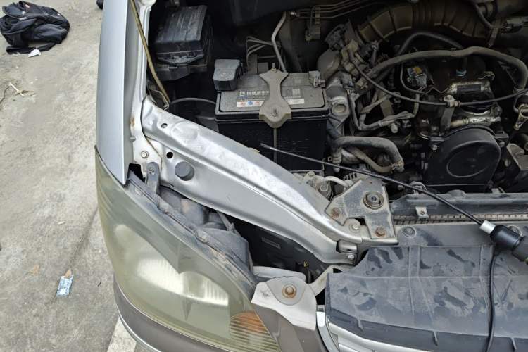 Used FORTHING Lingzhi 2014 M3 1.6L 7-Seater Comfort Model Engine Bay Right